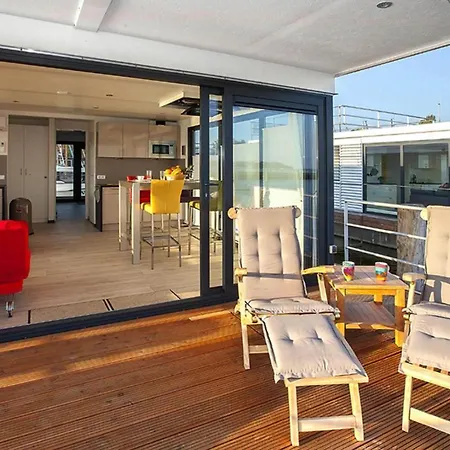 Houseboat Floating Blue Active, Botel Ribnitz-Damgarten
