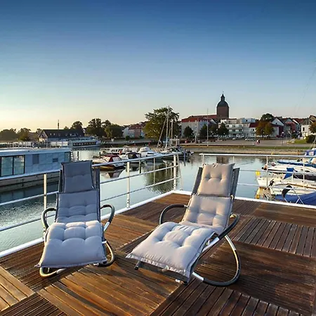 Botel Houseboat Floating Blue Active, Ribnitz-Damgarten